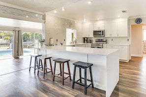 Fridge, microwave, stovetop, dishwasher
