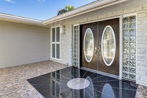 Property grounds - Furnished Sunroom w/ TV! Canal-Front Bradenton Gem (Bradenton)