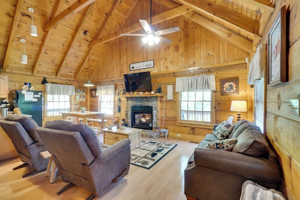 Sevierville Vacation Rental | 2BR | 2BA | 1 Step to Enter | 1,306 Sq Ft