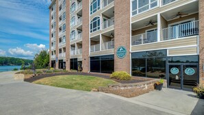 Un immeuble à plusieurs étages, doté d’une façade en briques, de grandes fenêtres et d’une enseigne indiquant « Mariners Market Place ».