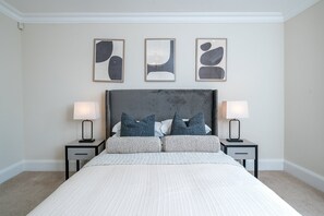 3 bedrooms, desk, iron/ironing board, internet