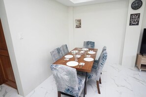 Room, 1 Bedroom, Terrace, Garden View | Dining room