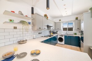 Kühlschrank, Mikrowelle, Ofen, Wasserkocher