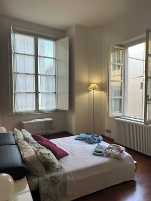 Bügeleisen/Bügelbrett, Internetzugang, Bettwäsche