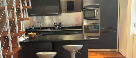 Een magnetron, een oven, een kookplaat, een vaatwasser