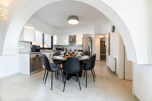 تناول الطعام داخل الغرفة