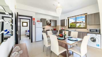 Microondas, lavavajillas, utensilios de cocina