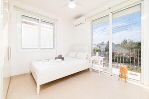 3 多间卧室、婴儿床、床单