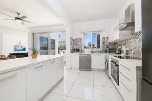 Mikrowelle, Geschirrspüler, Wasserkocher mit Kaffee-/Teezubehör