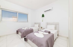 3 habitaciones, cunas y ropa de cama 