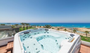 Outdoor spa tub - Vivo Mare Panorama Beachfront Villa (Ayia Napa)