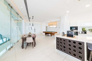 Microwave, dishwasher, coffee/tea maker, cookware/dishes/utensils - Vivo Mare Panorama Beachfront Villa (Ayia Napa)