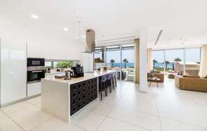 Microwave, dishwasher, coffee/tea maker, cookware/dishes/utensils - Vivo Mare Panorama Beachfront Villa (Ayia Napa)