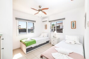 2 عدّة غرف نوم وأسرّة أطفال/رضّع وملاءات أسرّة