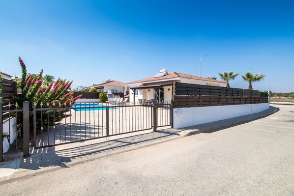 المنشأة من الخارج