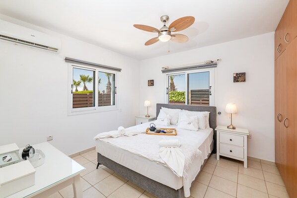 2 bedrooms, cribs/infant beds, bed sheets - Sunrise Ayia Thekla Bungalow (Sotira)