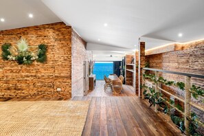 빌라, 해변 전망 | 거실 공간 | 디지털 채널 시청이 가능한 50인치 TV