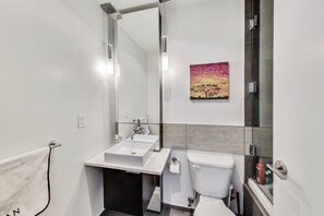 Sèche-cheveux, serviettes fournies, savon, shampoing