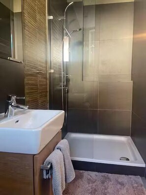 Ducha, secador de pelo, bidet, toallas