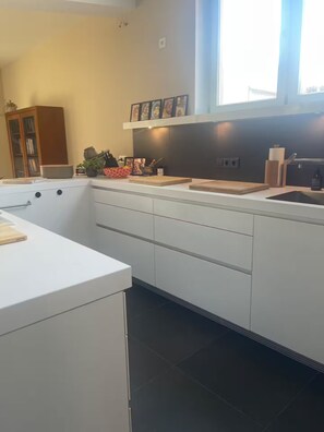 ثلاجة، ميكروويف، فرن، موقد طهي مسطح