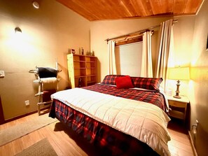2 bedrooms, WiFi, bed sheets - Escape to Your Beachfront Paradise in Whale Point, Coffman Cove, Alaska! (Coffman Cove)