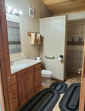 Ducha, secador de pelo, toallas y jabón