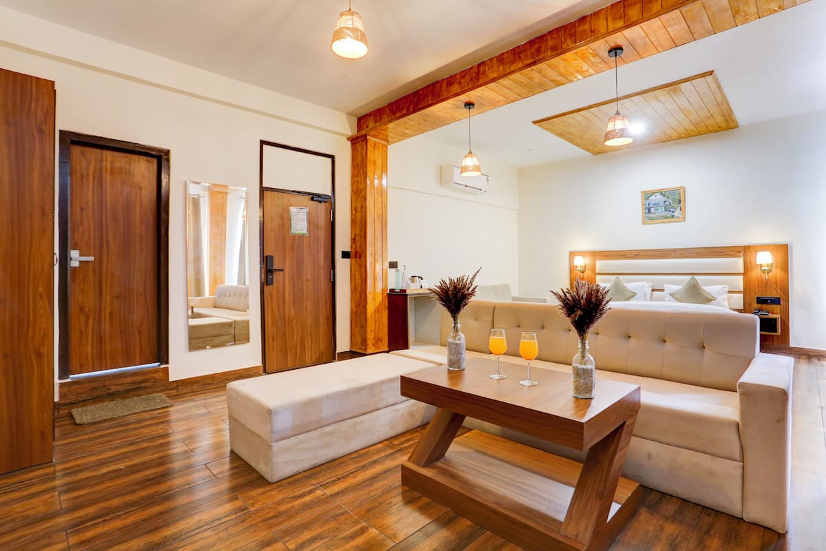 Deluxe Studio Suite, Balcony, Mountain View