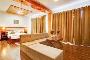 Deluxe Studio Suite, Balcony, Mountain View | Memory foam beds, rollaway beds, free WiFi, bed sheets