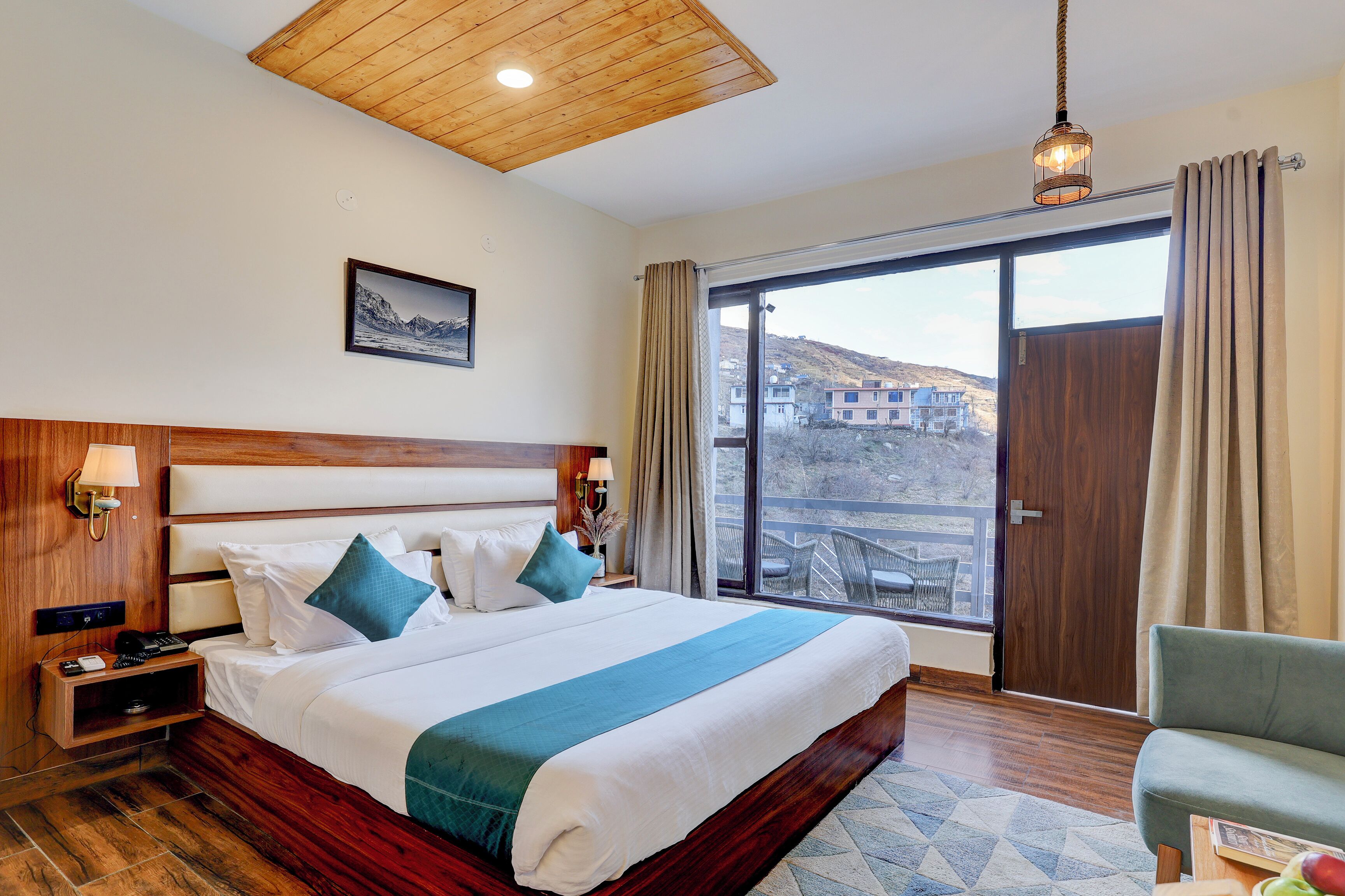 Deluxe tweepersoonskamer, balkon, uitzicht op bergen | Bedden met traagschuimmatrassen, gratis wifi, beddengoed