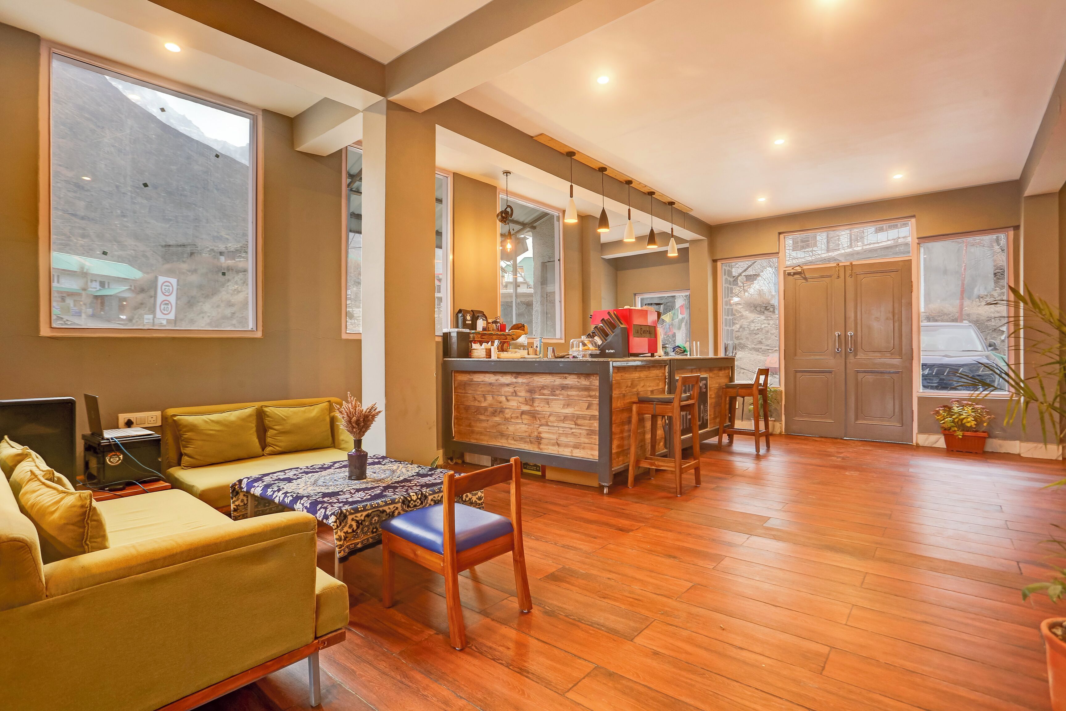 Una sala de estar moderna con un sofá, una mesa de comedor y una zona de cocina con barra.