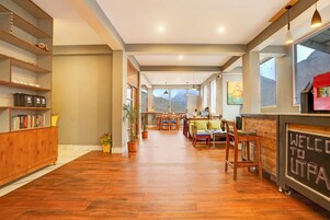 Breakfast, lunch and dinner served