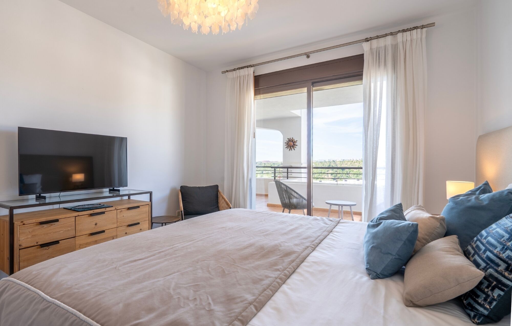 2 عدّة غرف نوم ومكواة/لوح كي وواي فاي مجانًا وملاءات أسرّة