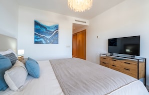2 bedrooms, iron/ironing board, travel cot, free WiFi - Relax and Unwind at this Delightful 2-Bedroom Coastal Retreat in Casares Costa (Casares)