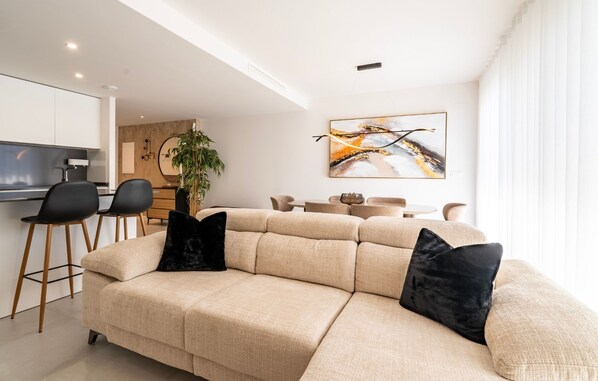 TV - Contemporary 3-Bedroom Apartment in Oasis 325 (Estepona)