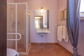 Shower, hair dryer, bidet, towels