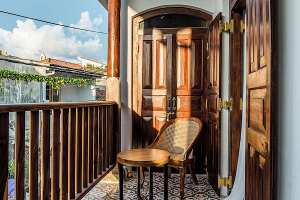 Deluxe-Dreibettzimmer, Stadtblick | Zimmersafe, kostenloses WLAN