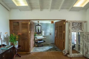 خزنة داخل الغرفة وواي فاي مجانًا