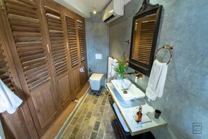 Couples treatment rooms, body treatments, body scrubs, facials