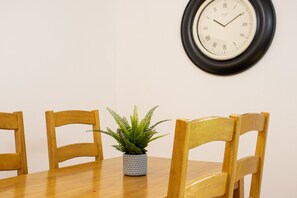 Dining - Telford Centre - 2 Bed Apartment (Hollinswood Telford)