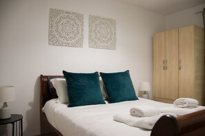 2 bedrooms, iron/ironing board, free WiFi