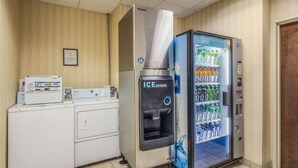 Ein Hotelzimmer mit Kühlschrank, Mikrowelle und Wasserspender.