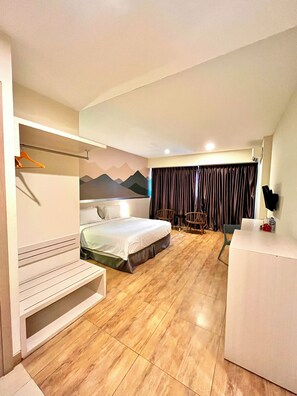 ห้องดีลักซ์ดับเบิล, เตียงคิงไซส์ 1 เตียง, วิวเมือง | Wi-Fi ฟรี