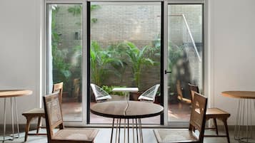 Right Room | In-room safe, iron/ironing board, free WiFi