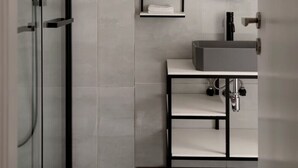 Habitación doble | Baño | Regadera, amenidades de baño gratuitas, batas, pantuflas 