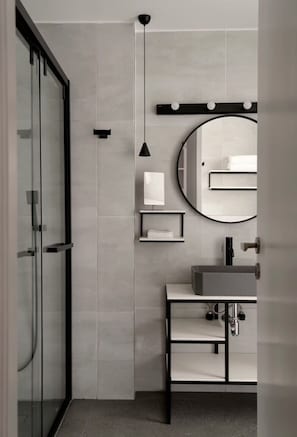 Right Room | Bathroom | Shower, free toiletries, bathrobes, slippers - Bungalow 157 (New Delhi)