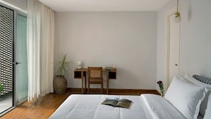 Habitación doble | Caja de seguridad en la habitación y tabla de planchar con plancha 