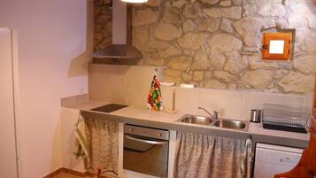 Kühlschrank, Mikrowelle, Herdplatte, Geschirrspüler