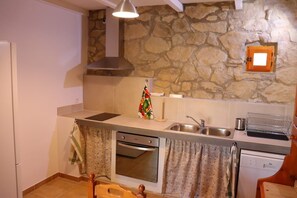 Fridge, microwave, stovetop, dishwasher - Detached rural 19th century country house. (Calonge de Segarra)