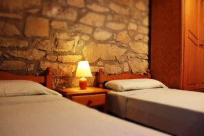 3 bedrooms - Detached rural 19th century country house. (Calonge de Segarra)