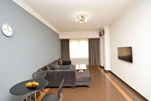 Comfort-Apartment, Balkon, Gartenblick | Wohnbereich | 50-Zoll-Flachbildfernseher mit Kabelempfang